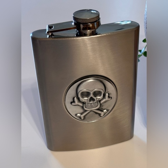 Stainless Steel Flask Skull Crossbones Emblem Faux Leather Wrap 8oz Perfect Gift - Picture 2 of 9